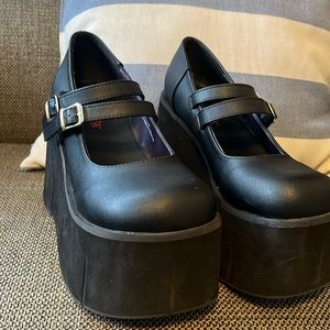 Women’s Kera-08 Demonia platform shoes. Vegan leather, size 8.